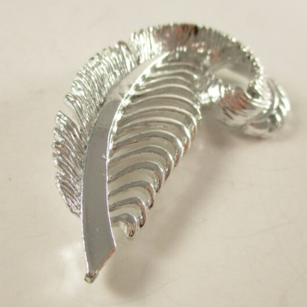 💐SALE💐🆕 Elegant Silver Feather Brooch. Add It To Your Collection!!